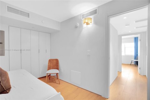 Condo in Surfside, Florida, 2 bedrooms  № 1812335 - photo 29
