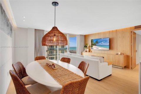 Condo in Surfside, Florida, 2 bedrooms  № 1812335 - photo 16