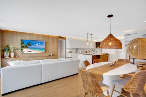Condo in Surfside, Florida, 2 bedrooms  № 1812335 - photo 19