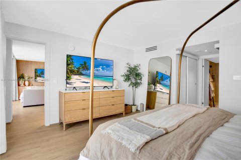 Condo in Surfside, Florida, 2 bedrooms  № 1812335 - photo 22