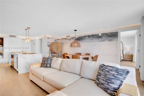 Condo in Surfside, Florida, 2 bedrooms  № 1812335 - photo 7