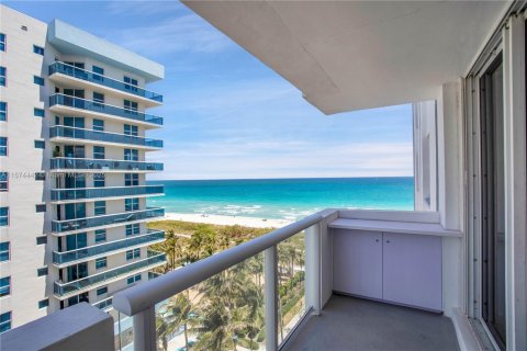 Condo in Surfside, Florida, 2 bedrooms  № 1812335 - photo 9