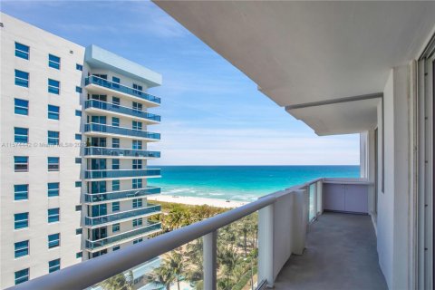 Condo in Surfside, Florida, 2 bedrooms  № 1812335 - photo 10