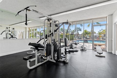 Condo in North Miami, Florida, 2 bedrooms  № 1935759 - photo 20