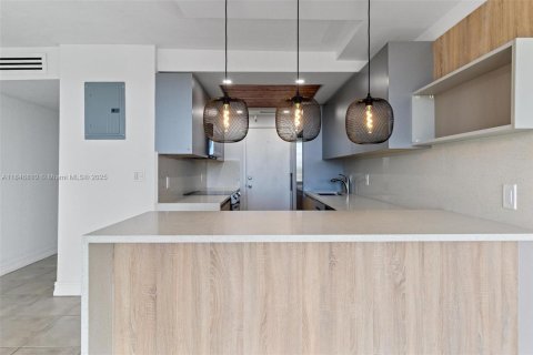 Condo in North Miami, Florida, 2 bedrooms  № 1935759 - photo 6