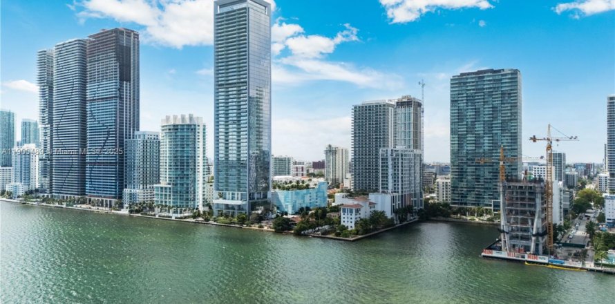 Condominio en Miami, Florida, 2 dormitorios  № 2012325