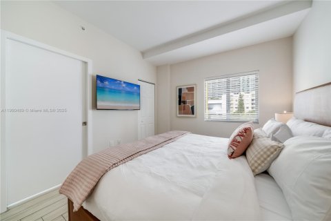 Condominio en alquiler en Miami, Florida, 2 dormitorios, 72.19 m2 № 2012325 - foto 16
