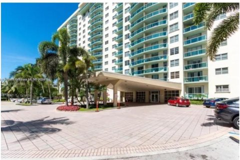 Copropriété à vendre à Sunny Isles Beach, Floride: 1 chambre, 93.37 m2 № 1709523 - photo 2