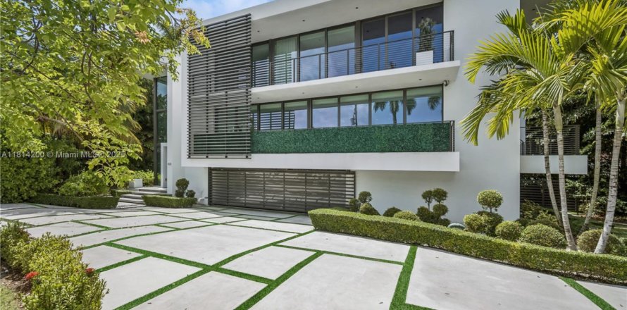 House in Miami Beach, Florida 5 bedrooms, 524.15 sq.m. № 1775882