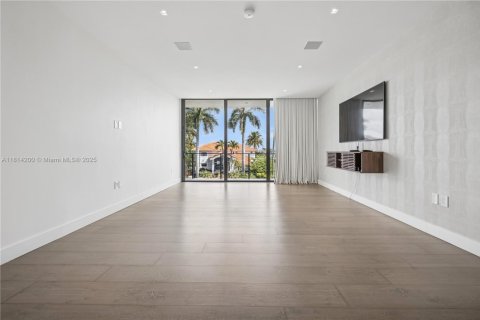 House in Miami Beach, Florida 5 bedrooms, 524.15 sq.m. № 1775882 - photo 12