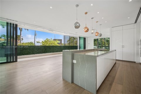 House in Miami Beach, Florida 5 bedrooms, 524.15 sq.m. № 1775882 - photo 6