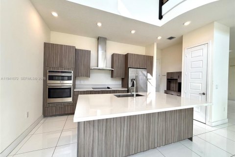 Снять в аренду виллу или дом в Майами-Лейкс, Флорида 5 спален, 283.35м2, № 1999843 - фото 8