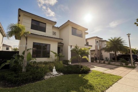 Снять в аренду виллу или дом в Майами-Лейкс, Флорида 5 спален, 283.35м2, № 1999843 - фото 2