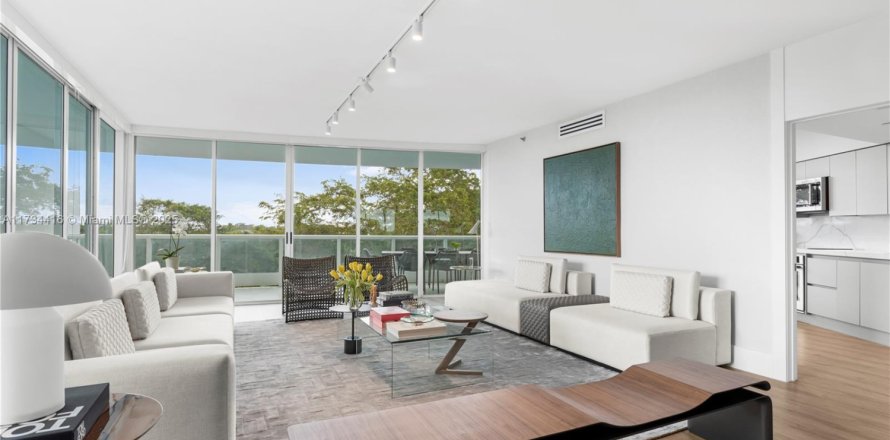 Кондоминиум с 2 спальнями в Майами, Флорида № 1956964