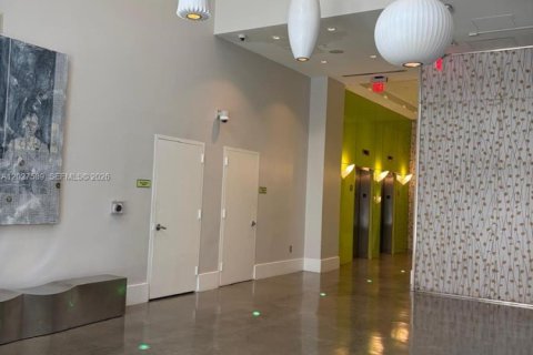Condo in Miami, Florida, 2 bedrooms  № 2185875 - photo 3