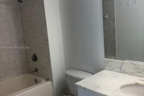 Condo in Miami, Florida, 2 bedrooms  № 2185875 - photo 11