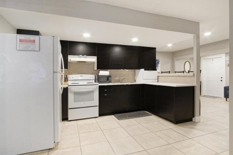 House in St. Lucie, Florida 3 bedrooms, 176.89 sq.m. № 2251405 - photo 7