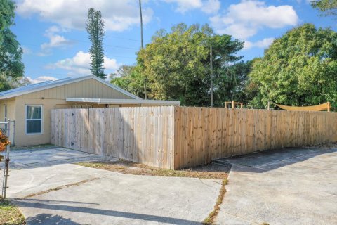 House in St. Lucie, Florida 3 bedrooms, 176.89 sq.m. № 2251405 - photo 25