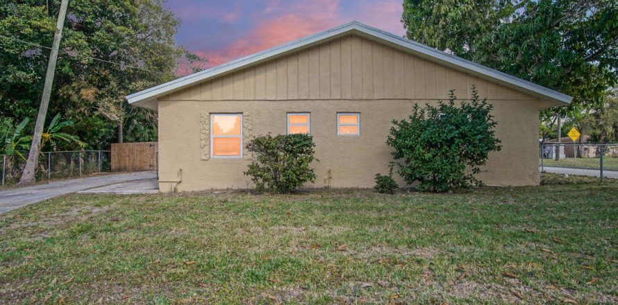 House in St. Lucie, Florida 3 bedrooms, 176.89 sq.m. № 2251405