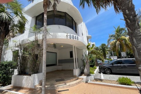 Commercial property in Surfside, Florida № 1861659 - photo 2
