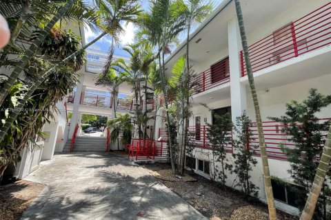 Commercial property in Surfside, Florida № 1861659 - photo 10