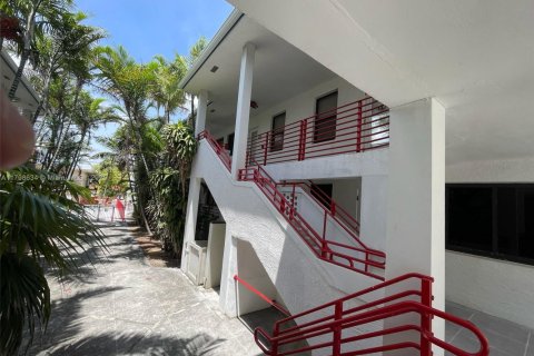 Commercial property in Surfside, Florida № 1861659 - photo 8