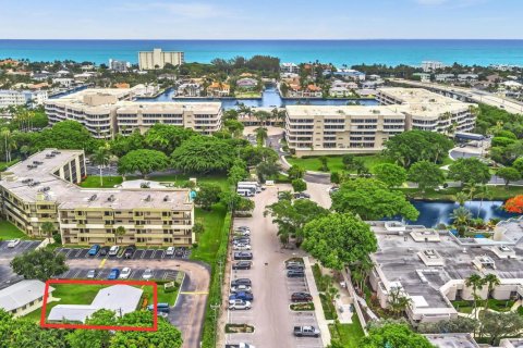 House in Delray Beach, Florida 3 bedrooms, 148.64 sq.m. № 1225644 - photo 1
