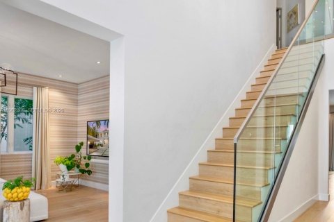 Casa en alquiler en Miami, Florida, 4 dormitorios, 369.57 m2 № 2026290 - foto 4