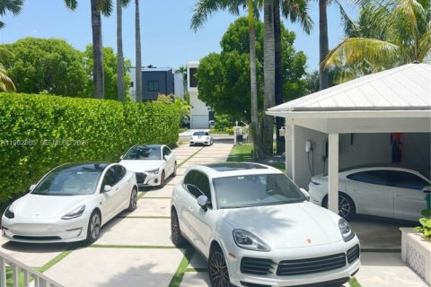 Casa en alquiler en Miami, Florida, 4 dormitorios, 369.57 m2 № 2026290 - foto 3