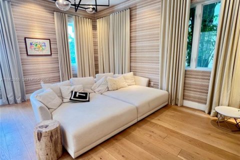 Casa en alquiler en Miami, Florida, 4 dormitorios, 369.57 m2 № 2026290 - foto 6