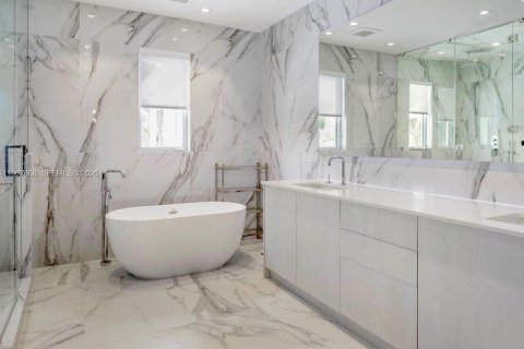 Casa en alquiler en Miami, Florida, 4 dormitorios, 369.57 m2 № 2026290 - foto 14