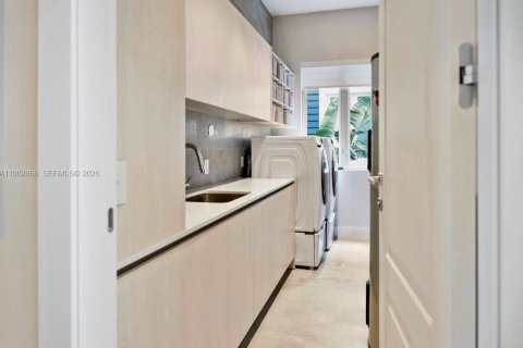 Casa en alquiler en Miami, Florida, 4 dormitorios, 369.57 m2 № 2026290 - foto 12