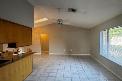 Villa ou maison à louer à Spring Hill, Floride: 3 chambres, 186.18 m2 № 2411572 - photo 4