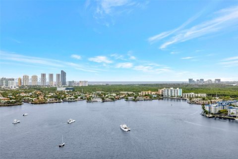 Снять в аренду кондоминиум в Норт-Майами-Бич, Флорида 2 спальни, 162.58м2, № 1988287 - фото 2