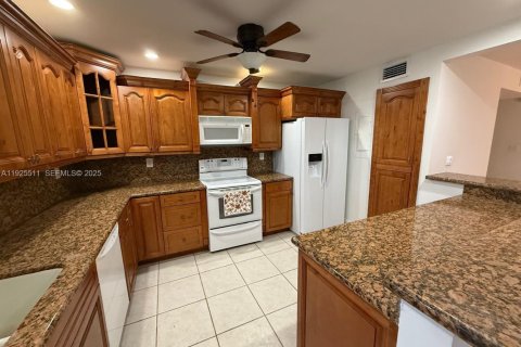 Снять в аренду кондоминиум в Майами, Флорида 2 спальни, 125.05м2, № 1987889 - фото 1