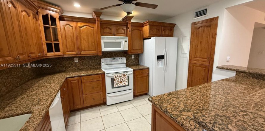 Кондоминиум с 2 спальнями в Майами, Флорида № 1987889