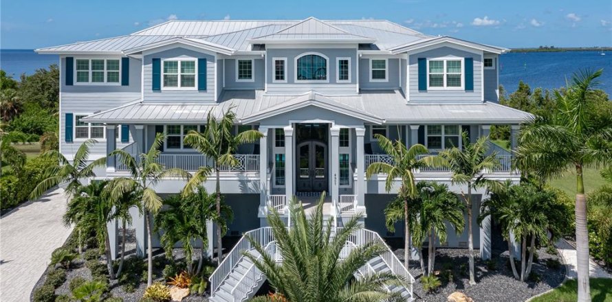 House in Port Charlotte, Florida 7 bedrooms, 771.46 sq.m. № 1447553