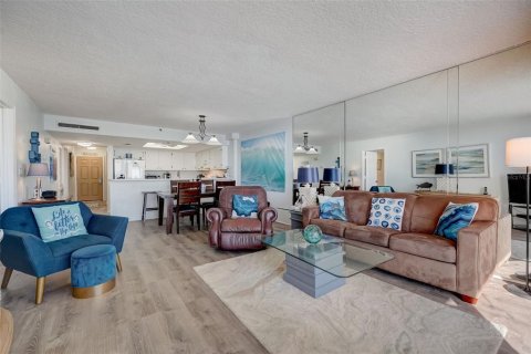 Condo in New Smyrna Beach, Florida, 2 bedrooms  № 1719259 - photo 8