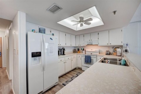 Condo in New Smyrna Beach, Florida, 2 bedrooms  № 1719259 - photo 14