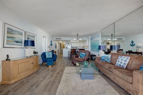 Condo in New Smyrna Beach, Florida, 2 bedrooms  № 1719259 - photo 9