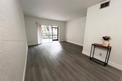 Copropriété à vendre à Coral Springs, Floride: 2 chambres, 93.46 m2 № 2005904 - photo 2