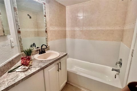 Copropriété à vendre à Coral Springs, Floride: 2 chambres, 93.46 m2 № 2005904 - photo 17