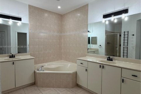 Villa ou maison à louer à Doral, Floride: 4 chambres, 200.2 m2 № 2009436 - photo 11