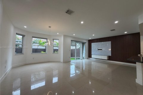 Villa ou maison à louer à Doral, Floride: 4 chambres, 200.2 m2 № 2009436 - photo 3