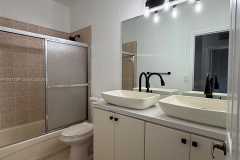 Villa ou maison à louer à Doral, Floride: 4 chambres, 200.2 m2 № 2009436 - photo 15