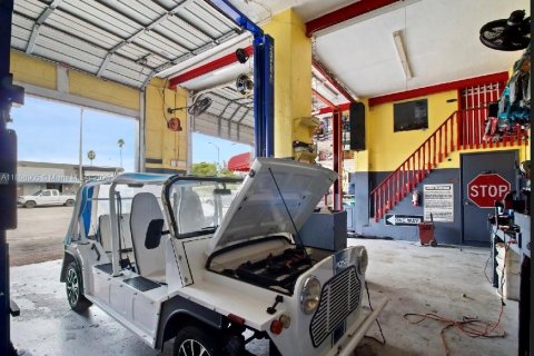 Commercial property in Hialeah, Florida № 1950545 - photo 11