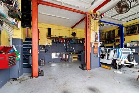 Propiedad comercial en venta en Hialeah, Florida № 1950545 - foto 10