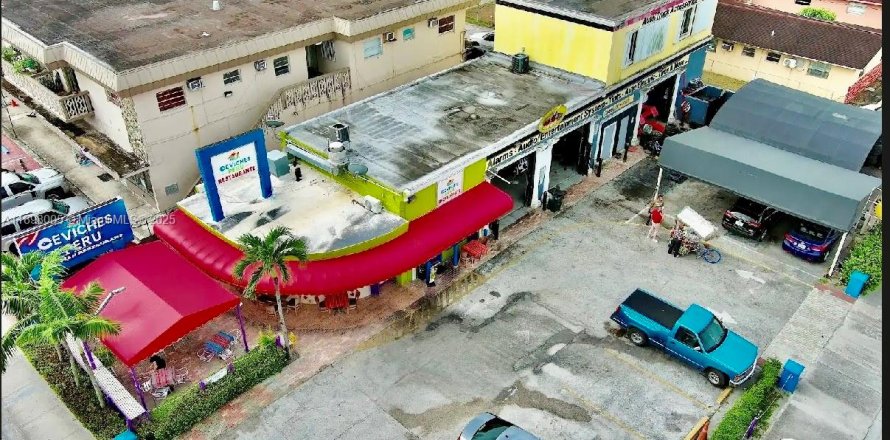 Commercial property in Hialeah, Florida № 1950545