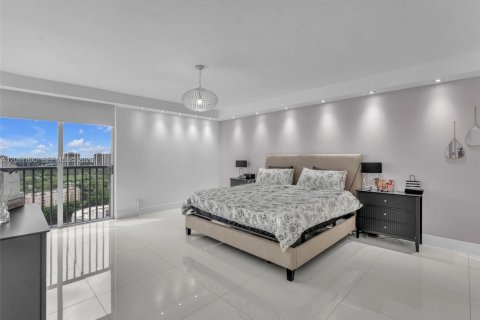 Condo in Aventura, Florida, 2 bedrooms  № 2244700 - photo 10
