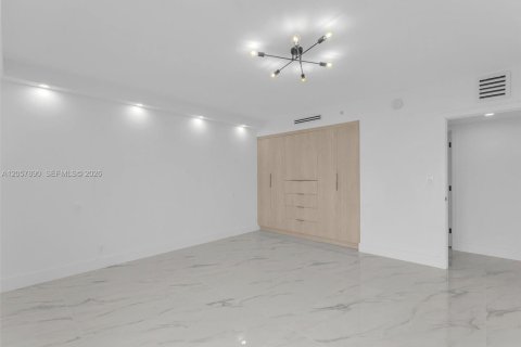 Condo in Aventura, Florida, 2 bedrooms  № 2244700 - photo 7